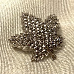 💝Vintage Canadian Maple Leaf Brooch by Keyes